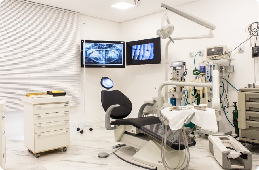 Sala de atendimento equipada com monitores digitais