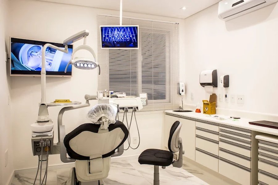 Sala de atendimento com equipamento odontológico moderno