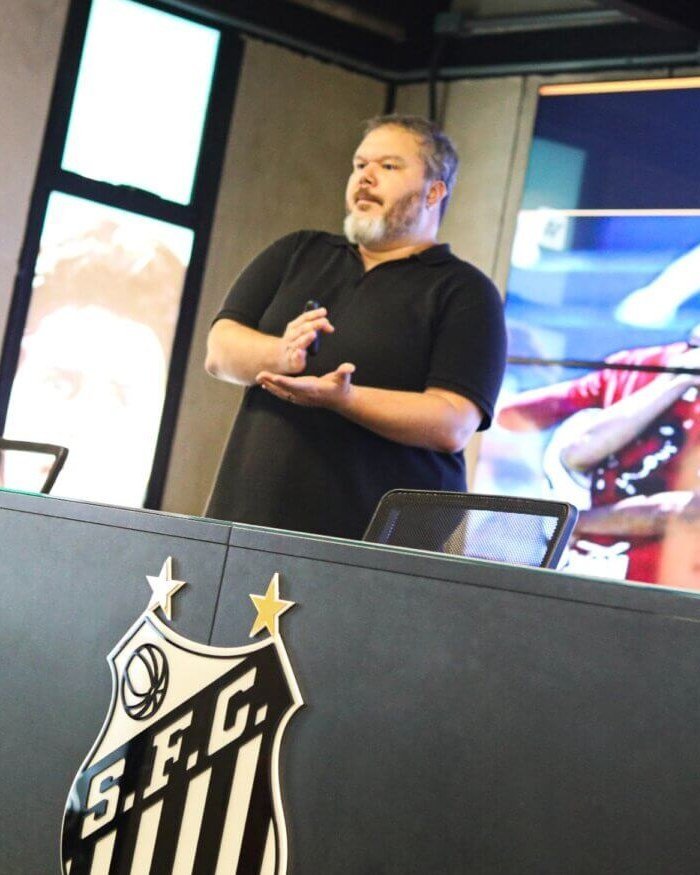 Dr. Caio Capitani em ambiente profissional no Santos Futebol Clube