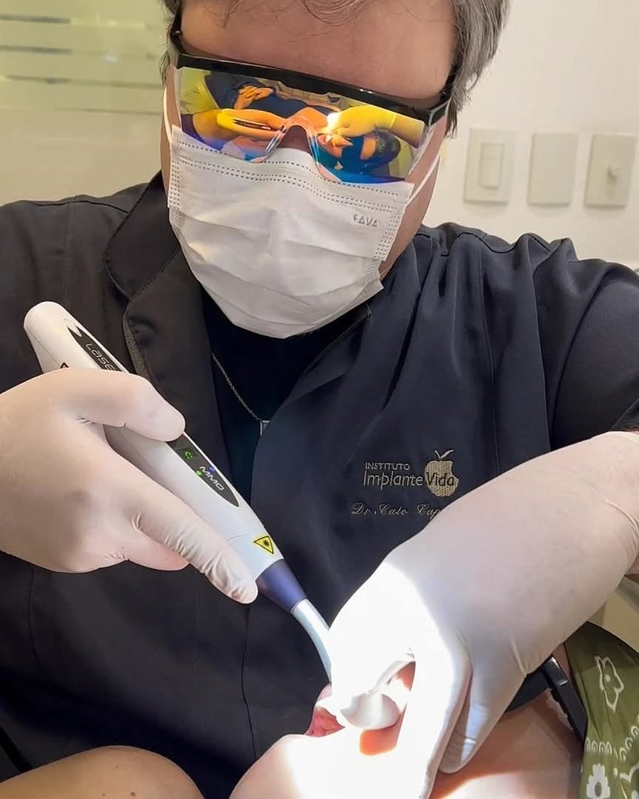 Dr. Caio Capitani aplicando laserterapia em paciente