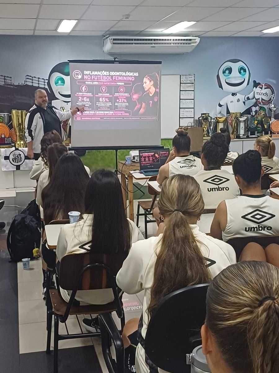 Dr. Caio Capitani apresentando pesquisa científica ao elenco feminino do Santos FC