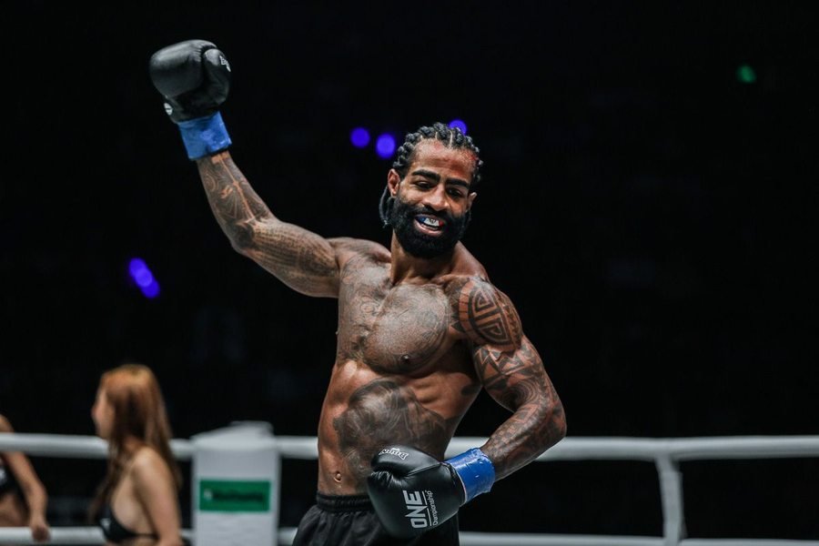 Atleta de MMA usando protetor bucal em competição