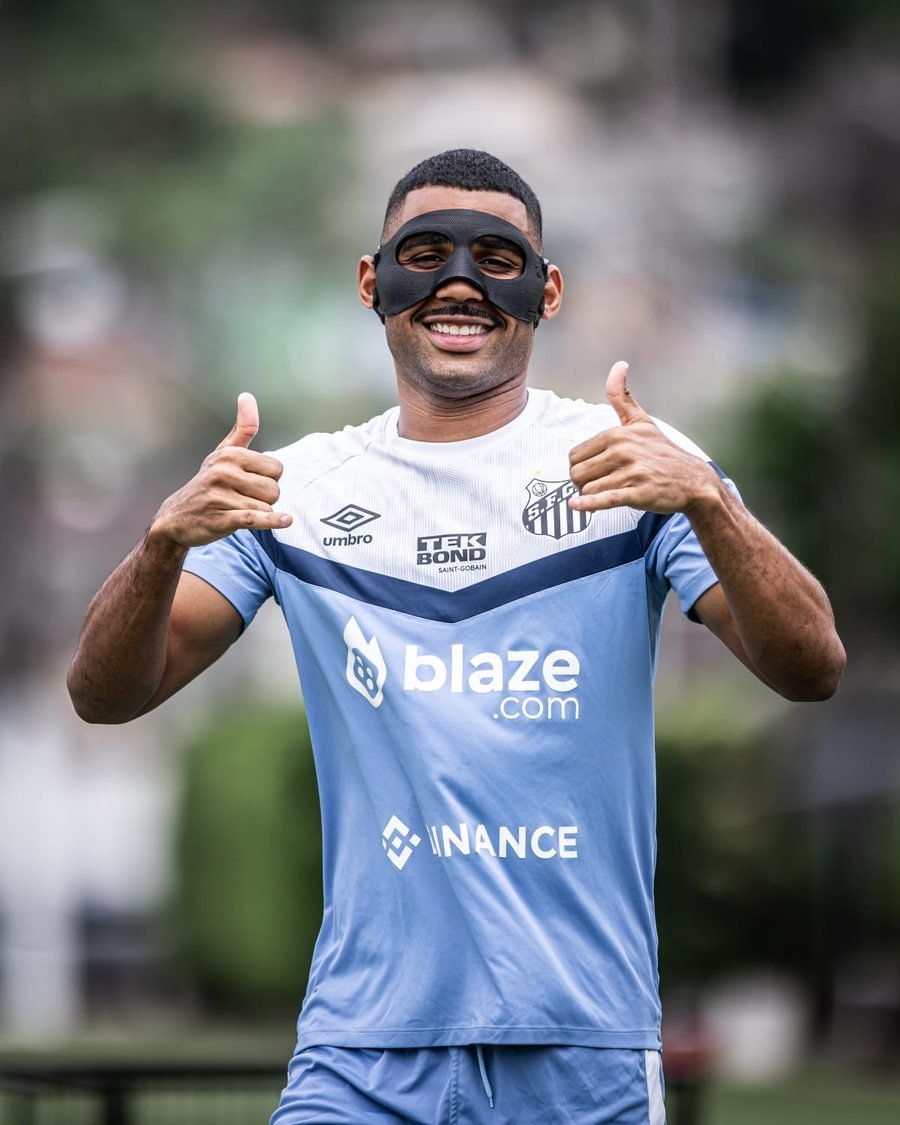 Atleta do Santos FC usando a MaxilGuard, sorrindo