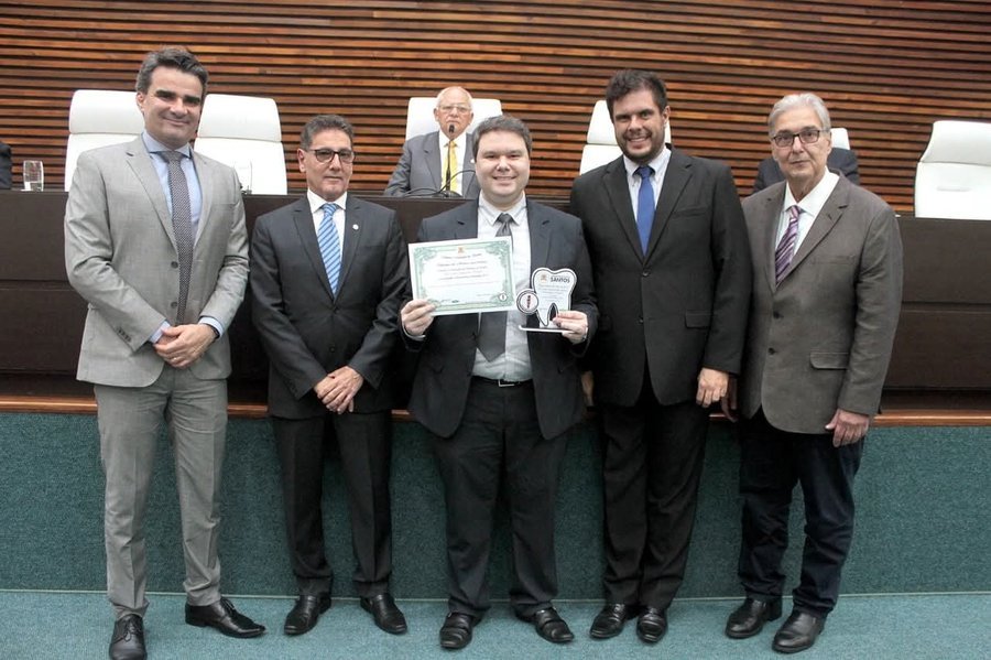 Placa de reconhecimento Especialista do Ano, Câmara Municipal de Santos, entregue ao Dr. Caio Capitani