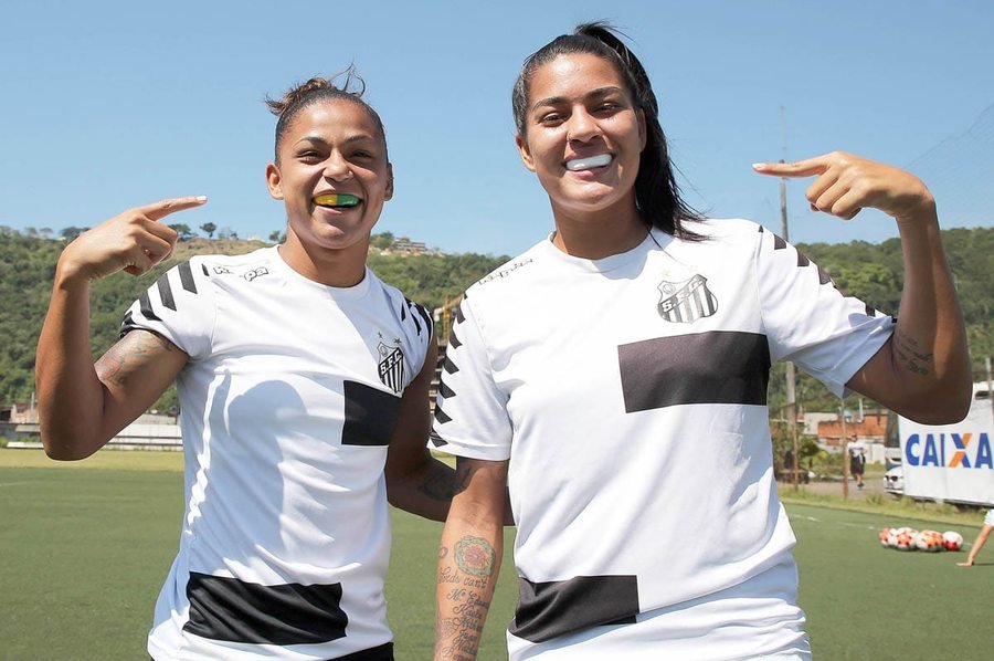 Atletas do Santos FC usando protetor bucal esportivo