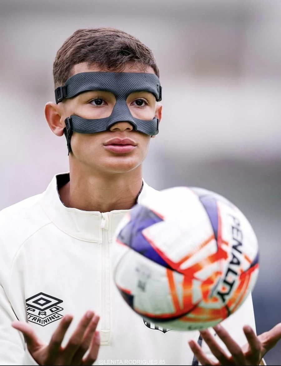 Jovem atleta usando protetor facial esportivo