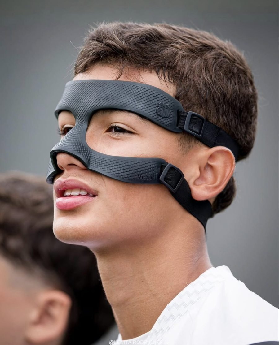 Jovem atleta usando protetor facial esportivo, perfil